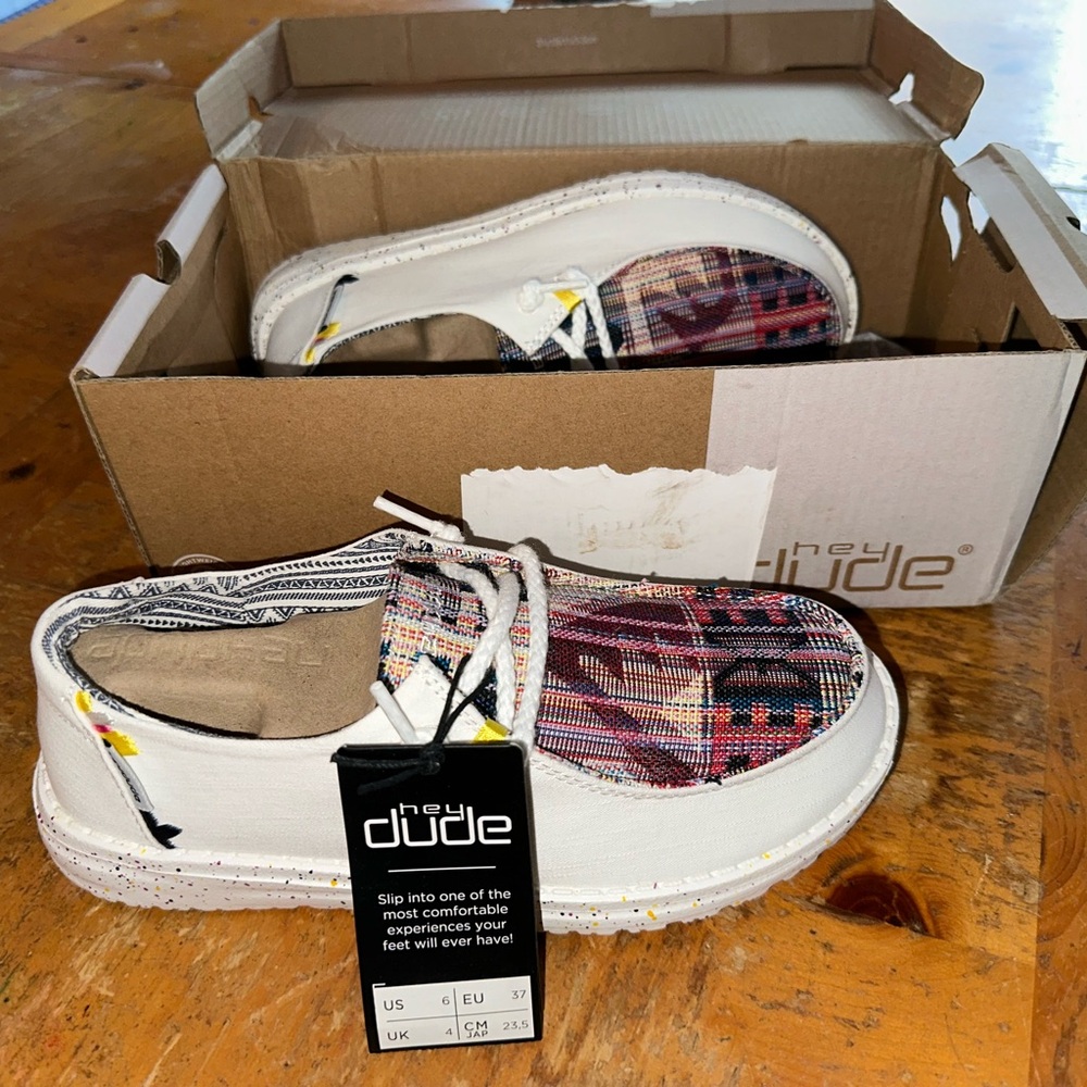 Women's Hey Dude size 6 - NWT